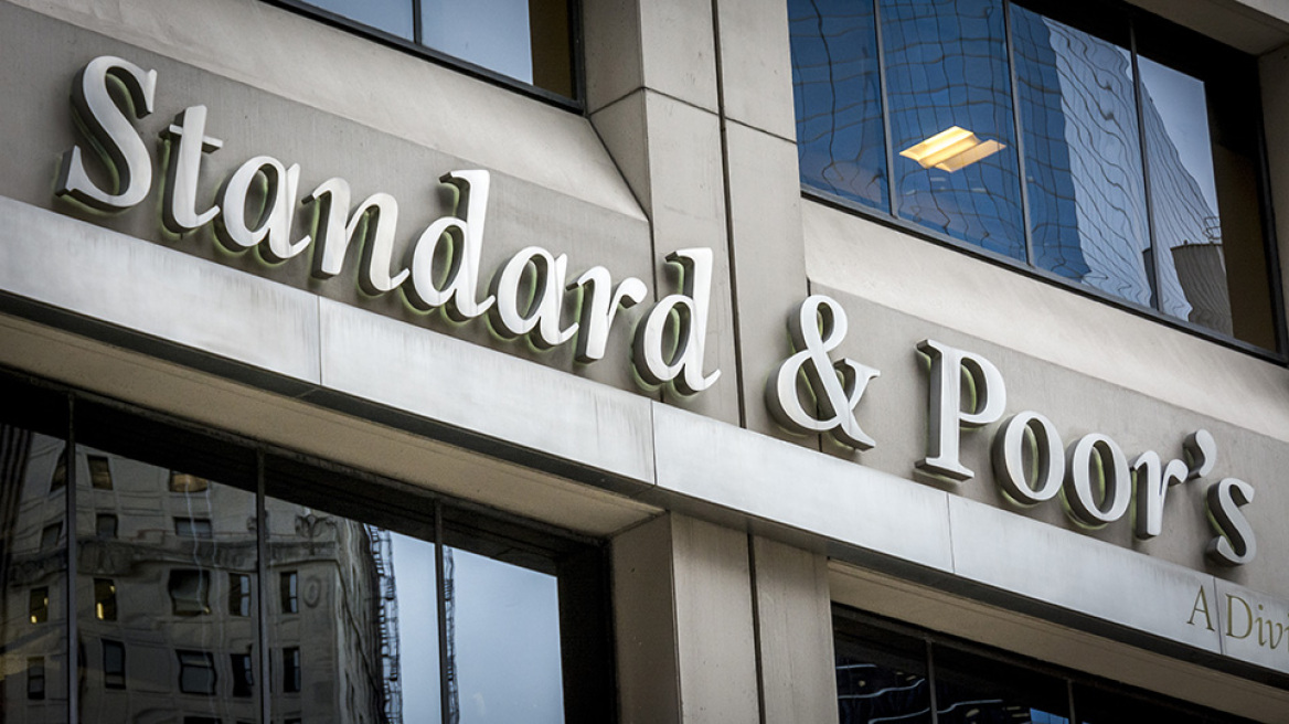 Standard & Poor's: Αναβάθμισε κατά μία μονάδα την ελληνική οικονομία