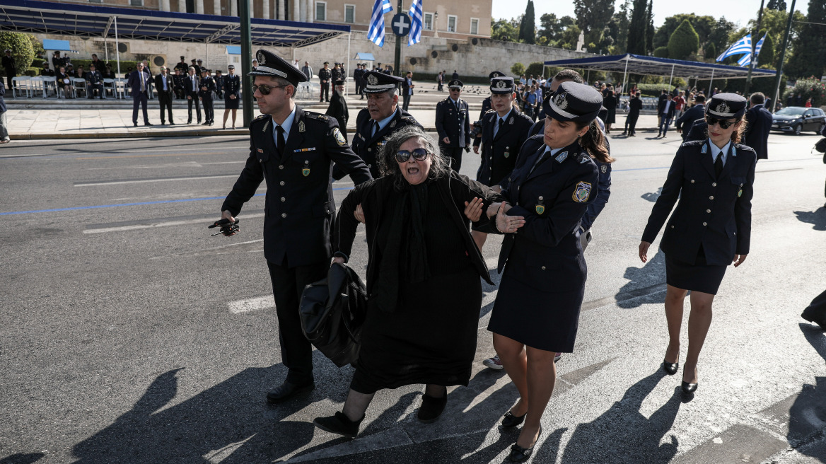 Ελένη Λουκά: Έκανε «ντου» στην παρέλαση - Την απομάκρυναν αστυνομικοί 