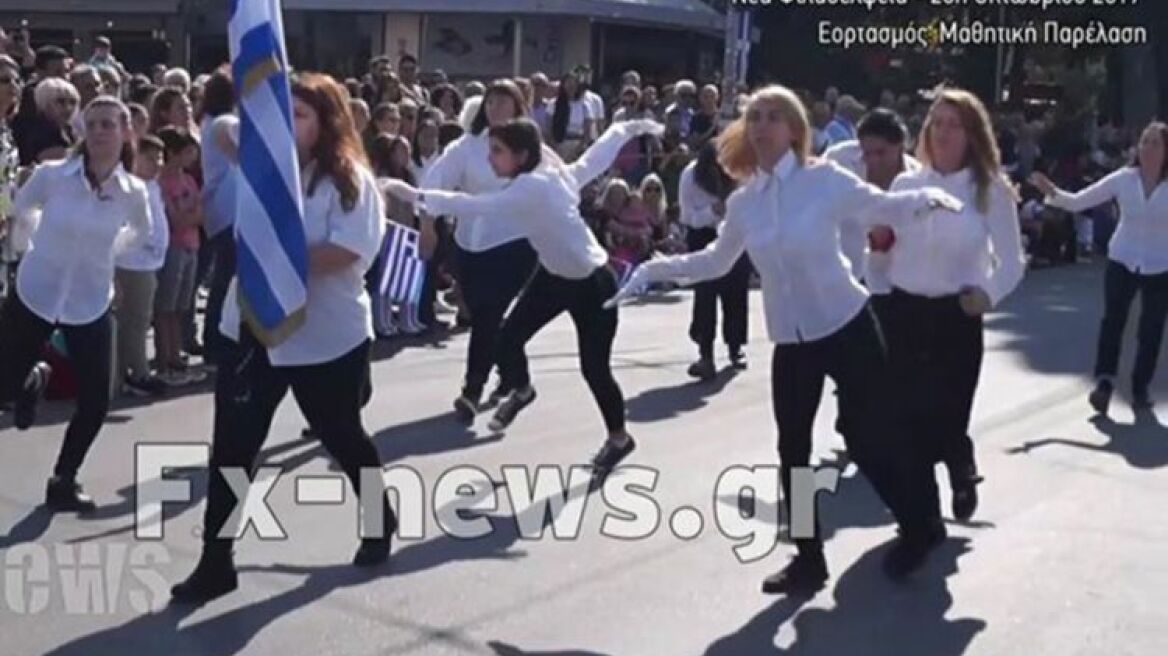 Οργή για βίντεο από την παρέλαση στη Νέα Φιλαδέλφεια: Έκαναν βηματισμό αλά... Μόντι Πάιθον!