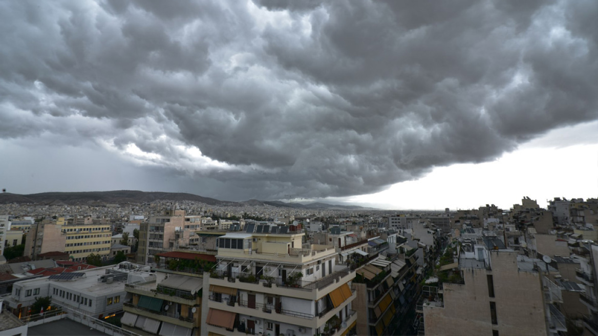 Καιρός: Με shelf cloud από το Σαρωνικό εισέβαλε η κακοκαιρία στην Αττική