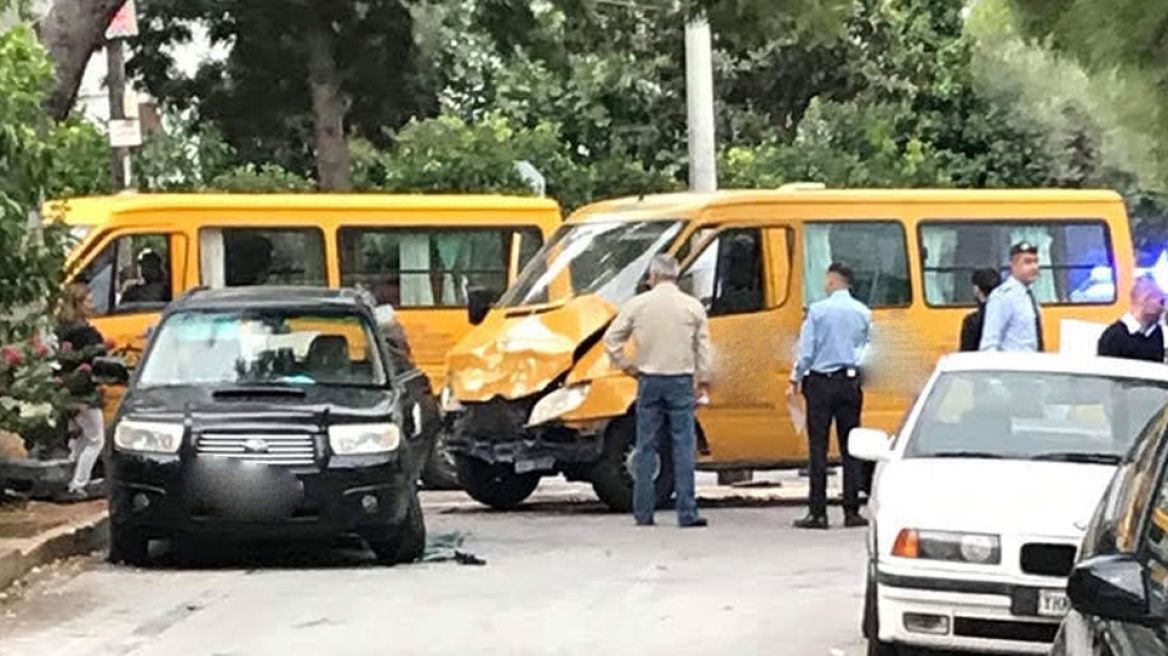 Τροχαίο με σχολικό λεωφορείο στη Βούλα - Τραυματίσθηκαν δέκα παιδιά