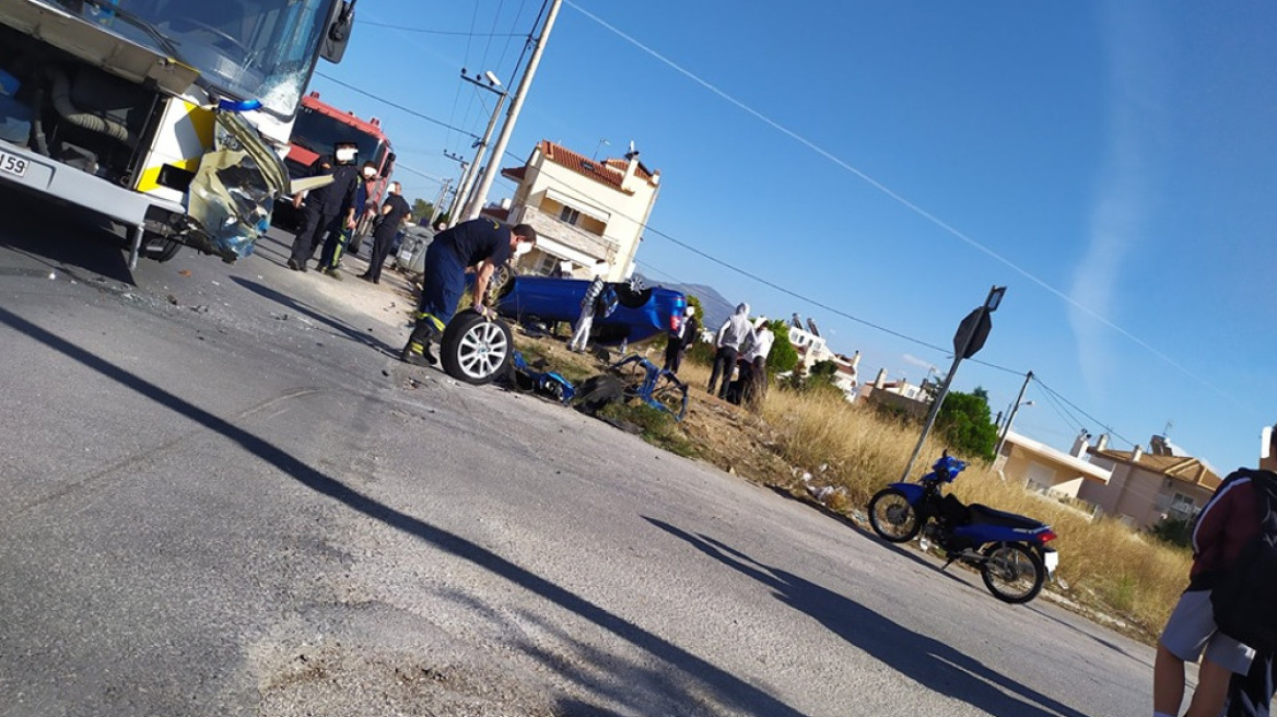 Μενίδι: Σφοδρή σύγκρουση ΙΧ με λεωφορείο - Ένας τραυματίας