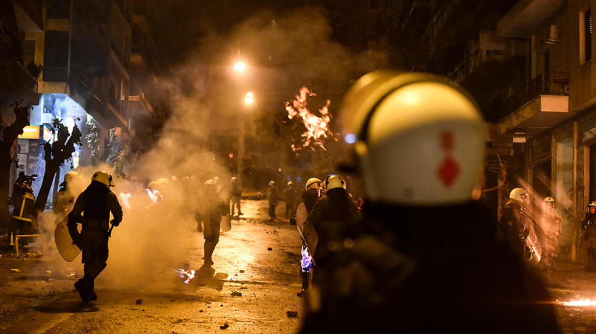 Επεισόδια στα Εξάρχεια: Μολότοφ κατά ΔΙΑΣ και ΜΑΤ - Ένας αστυνομικός τραυματίας 