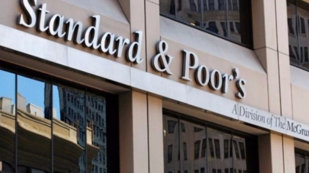 H Standard & Poor's αναβαθμίζει τις ελληνικές τράπεζες