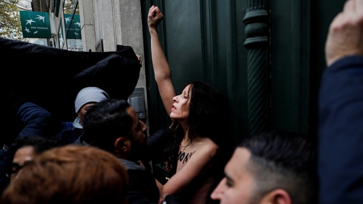 Παρίσι: Γυμνόστηθες FEMEN επισκίασαν την πορεία κατά της ισλαμοφοβίας