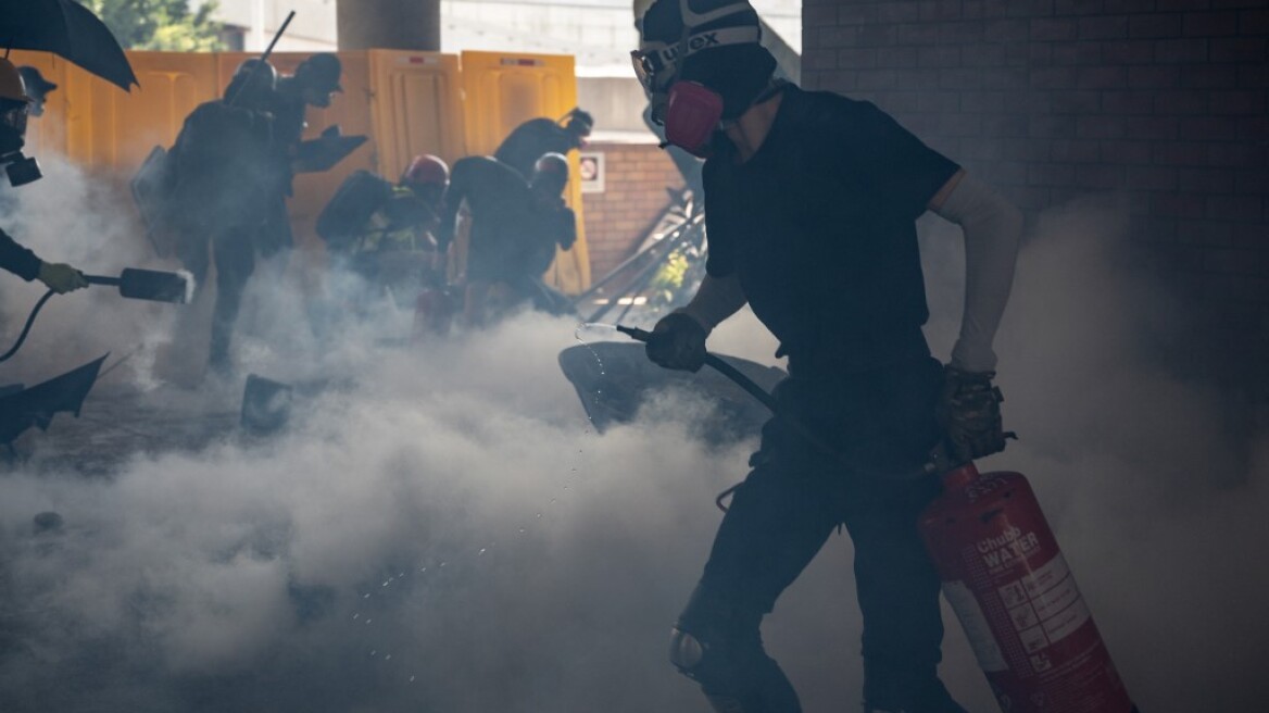 Σκηνές φρίκης στο Χονγκ Κονγκ: Πυρπόλησαν άνδρα που επέκρινε τους διαδηλωτές - Προσοχή, σκληρό βίντεο