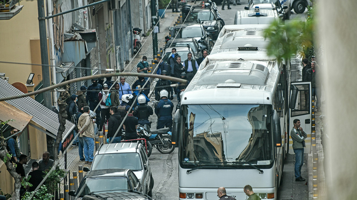 Εξάρχεια: Επιχείρηση της ΕΛΑΣ για εκκένωση κτηρίου υπό κατάληψη