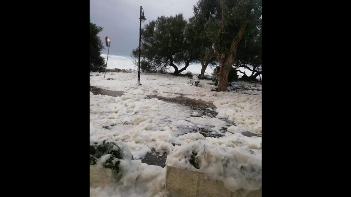 Οθωνοί: Η «Βικτώρια» έντυσε στα λευκά την παραλία - Δείτε βίντεο