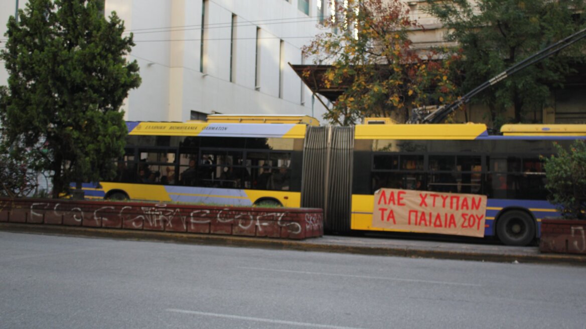 Νεολαία ΣΥΡΙΖΑ: Προσήχθη ο γραμματέας Σπουδάζουσας Αθήνας για τα πανό στα τρόλεϊ