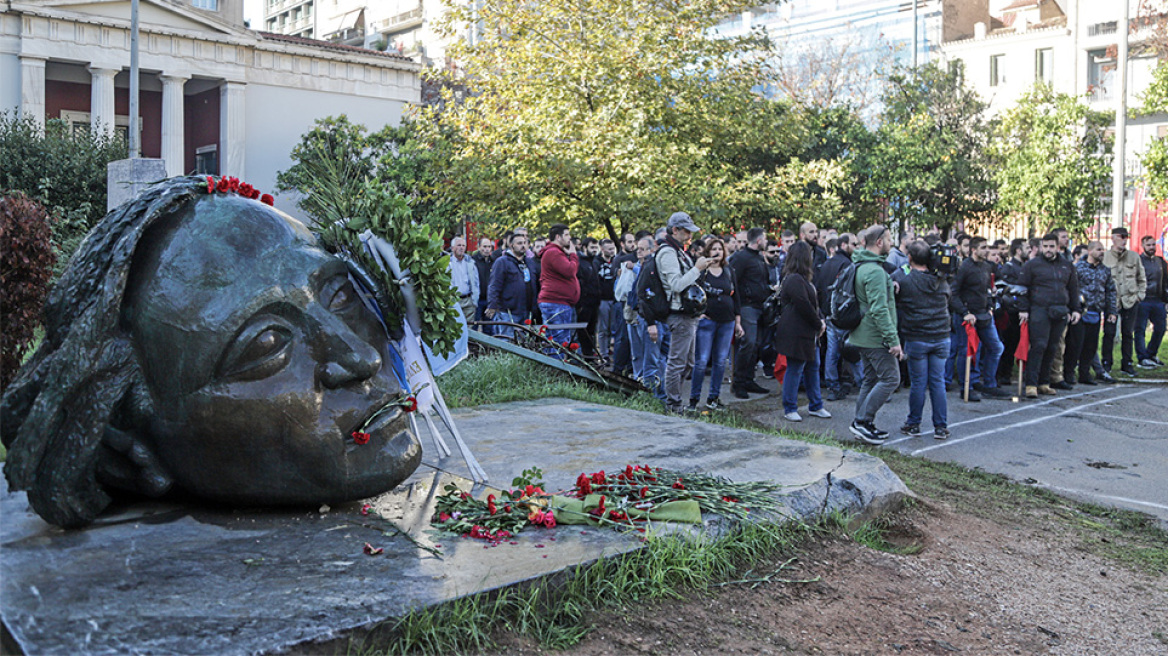 Πολυτεχνείο 2019: Άνοιξαν οι πύλες για καταθέσεις στεφάνων - Σε συναγερμό η ΕΛΑΣ - Δείτε φωτογραφίες