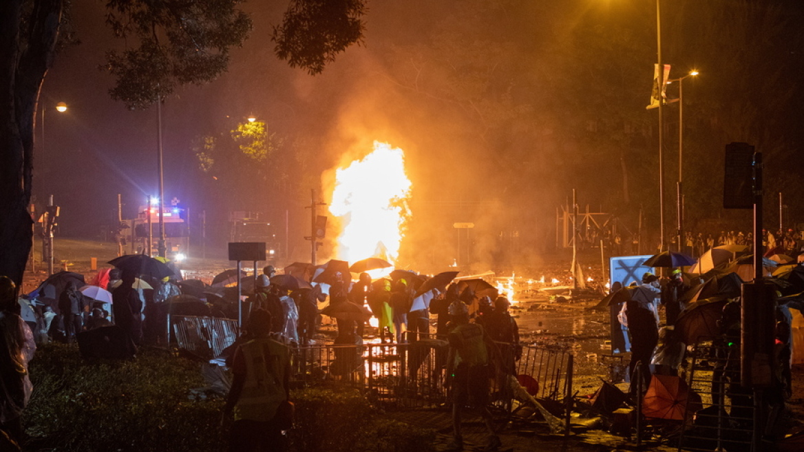 Εκτός ελέγχου η κατάσταση στο Χονγκ Κονγκ: Η αστυνομία απειλεί ότι θα χρησιμοποιήσει σφαίρες!