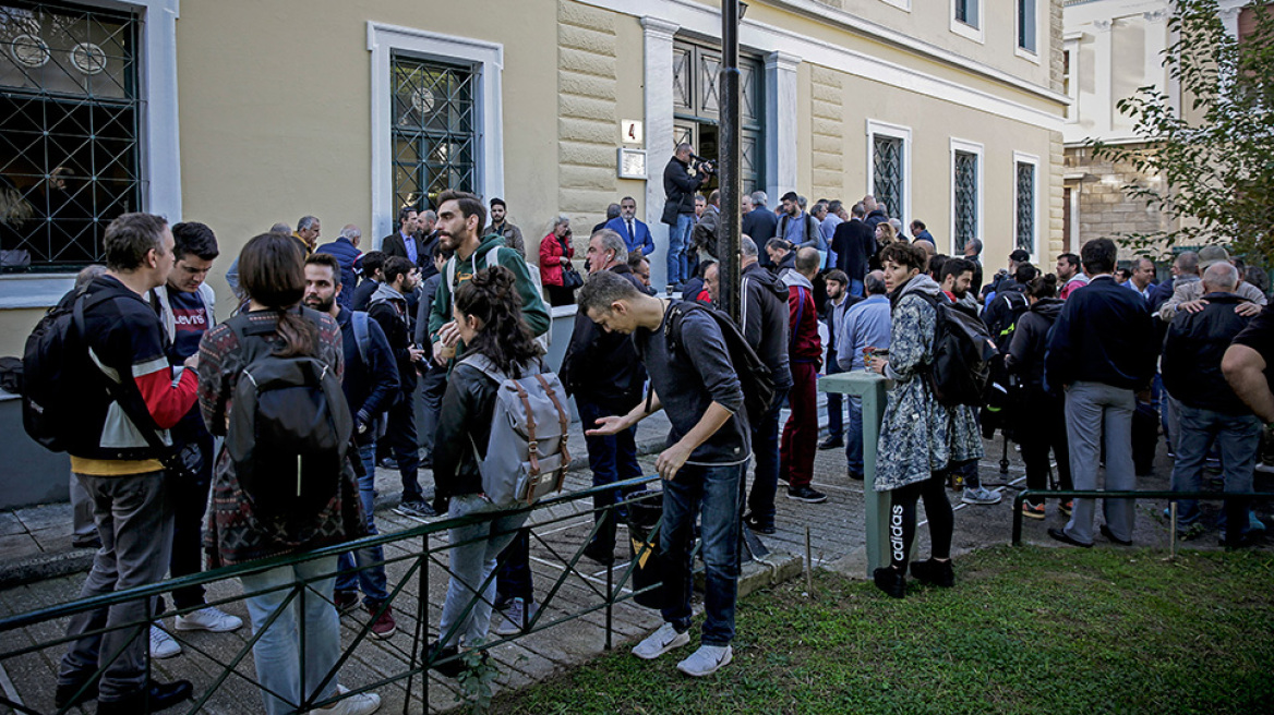 Ηλεκτρισμένη ατμόσφαιρα στην Ευελπίδων κατά τη μεταγωγή των συλληφθέντων στα Εξάρχεια