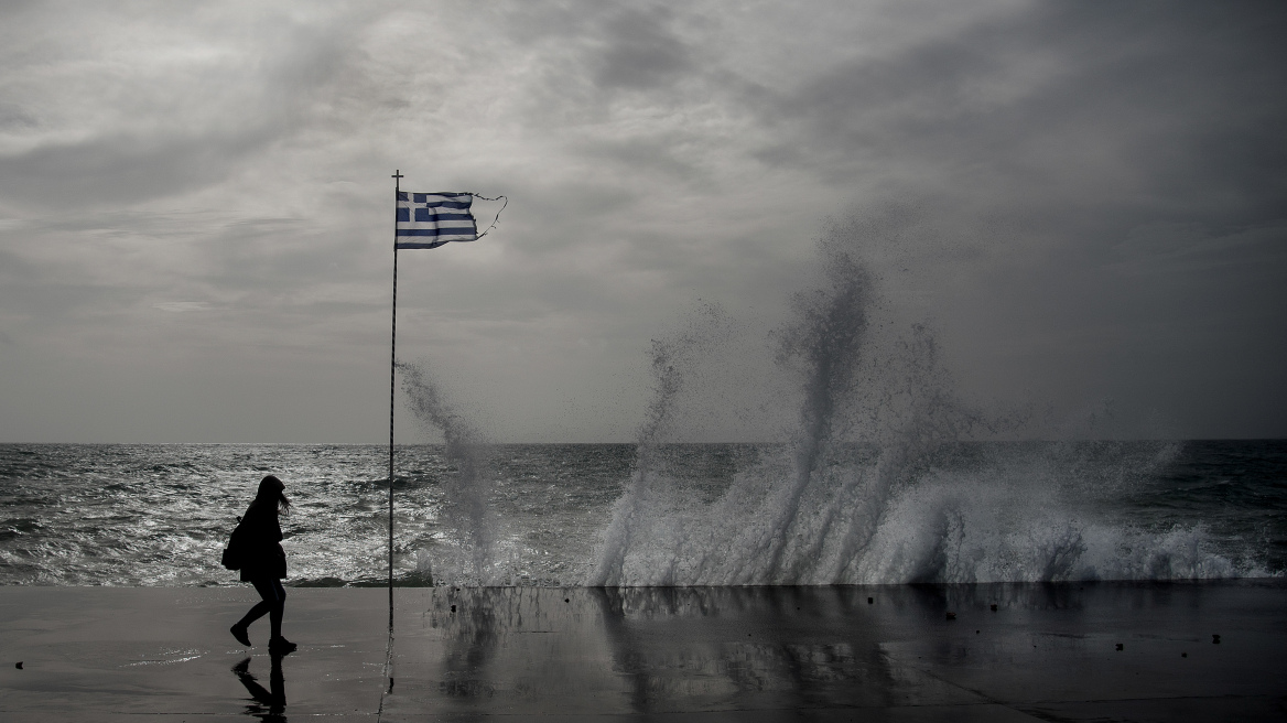 Καιρός: Η κακοκαιρία ταλαιπωρεί το Ιόνιο - Εγκλωβίστηκαν δύο άτομα στη Χαλκιδική