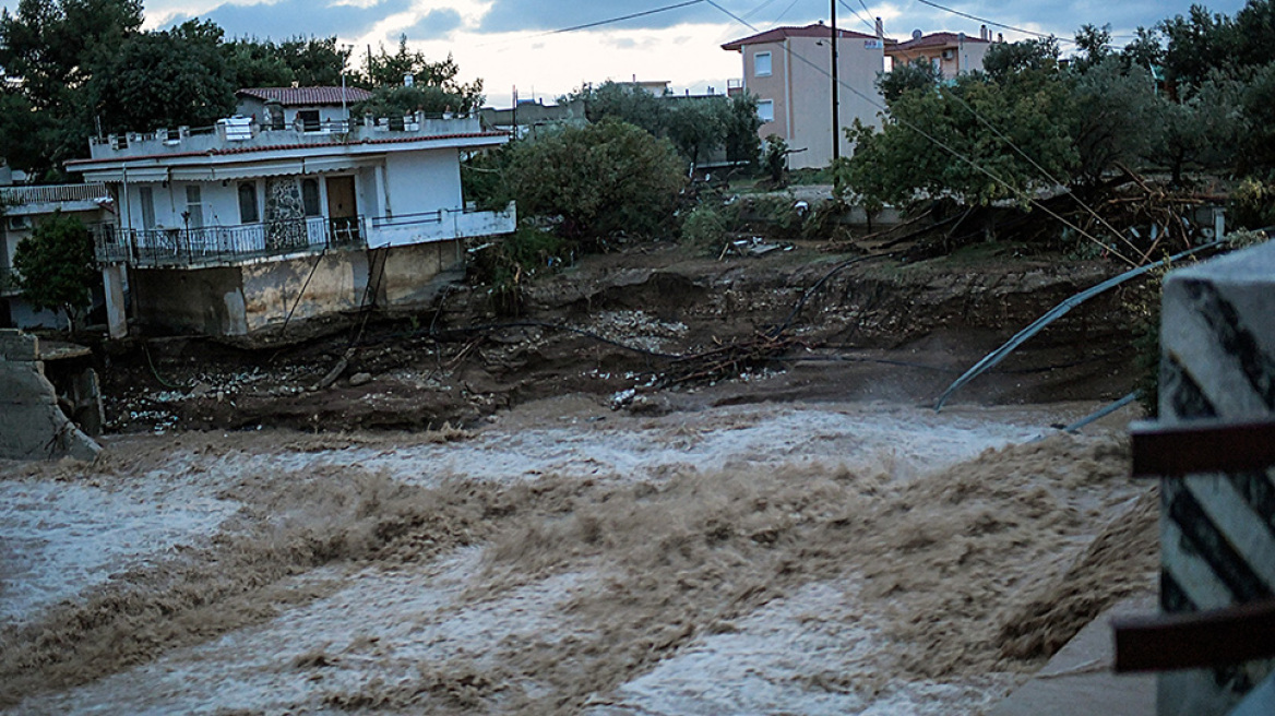 Κινέτα: Συνεχίζεται η μάχη με τις λάσπες στα σπίτια - Ανοιχτή η Αθηνών–Κορίνθου