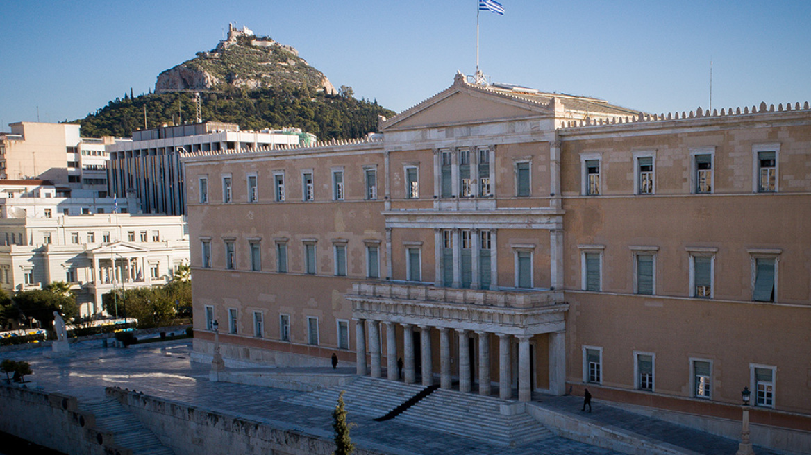 Γραφείο Προϋπολογισμού: Βλέπει περιθώριο αύξησης του κατώτατου μισθού και στρεβλώσεις στο νέο ασφαλιστικό