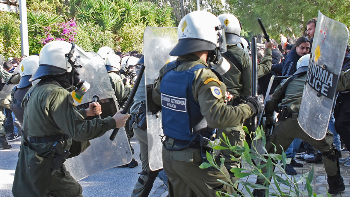 Καβούρι: Επεισόδια και χημικά μεταξύ φοιτητών και αστυνομικών  - Τουλάχιστον ένας τραυματίας