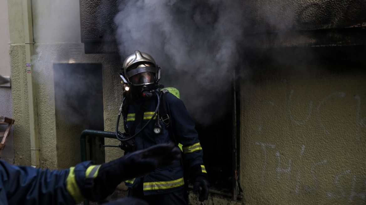 Υπό έλεγχο η φωτιά στην Πλάκα - Απεγκλωβίστηκε ένα άτομο