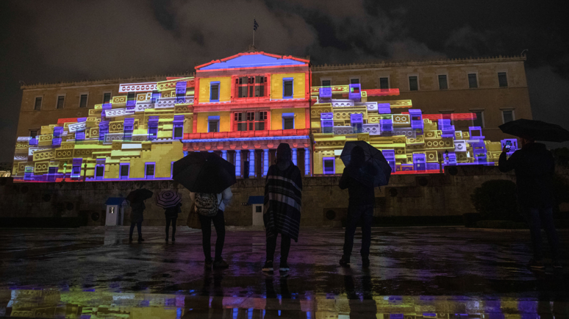 Χριστούγεννα 2019: Φωταγωγήθηκε το δέντρο στο Σύνταγμα - «Ντύθηκε» με χρώματα και η Βουλή!