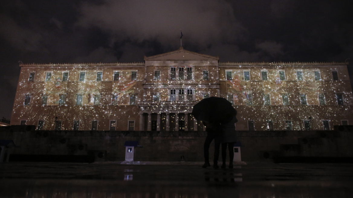 Βίντεο: Εντυπωσιακές εικόνες από το 3D projection mapping χθες στη Βουλή