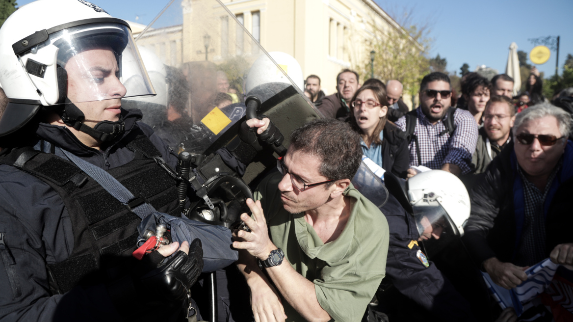 Εισβολή σε ημερίδα του Ιατρικού Συλλόγου στο Ζάππειο: Ένταση και χημικά