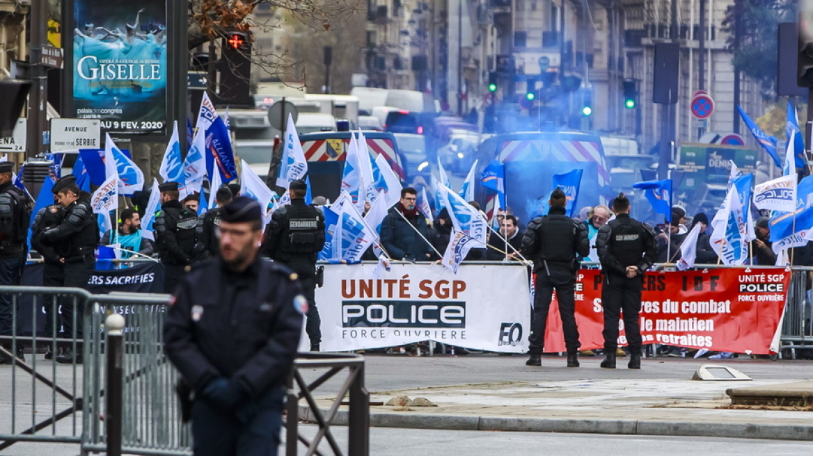 Γαλλία: Δεν θα σταματήσουν τις απεργίες ούτε για Χριστούγεννα οι συνδικαλιστές 