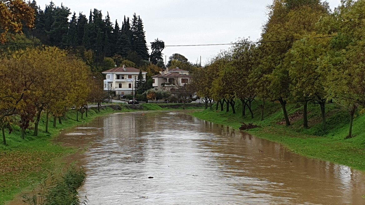 Κακοκαιρία: Υπερχείλισε ο ποταμός Ληθαίος στα Τρίκαλα