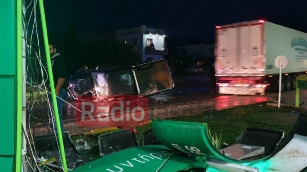 Κρήτη: Αγροτικό καρφώθηκε σε βενζινάδικο - Τέσσερις τραυματίες