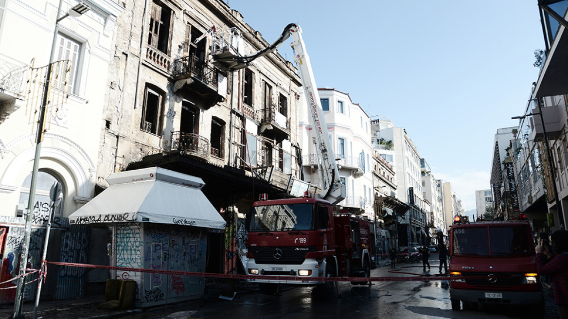 Φωτιά σε εγκαταλειμμένο κτίριο στην Ερμού