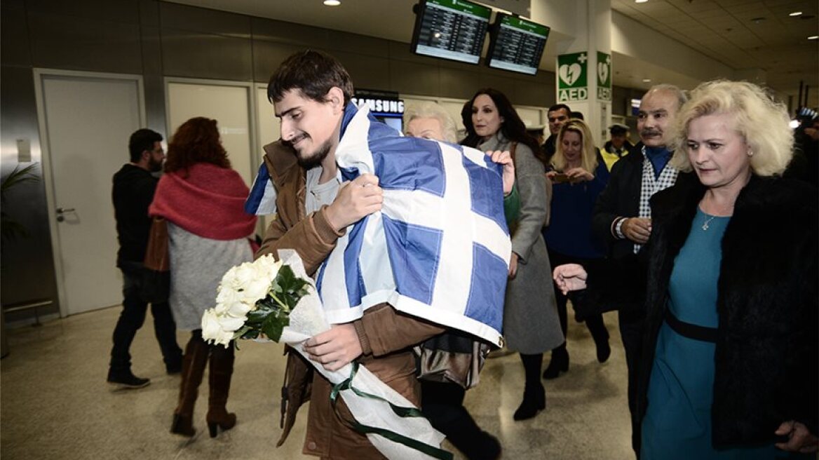 Καταβεβλημένος και τρομαγμένος ο 20χρονος ναυτικός που γύρισε από την ομηρία στο Τόγκο, λέει ο πατέρας του