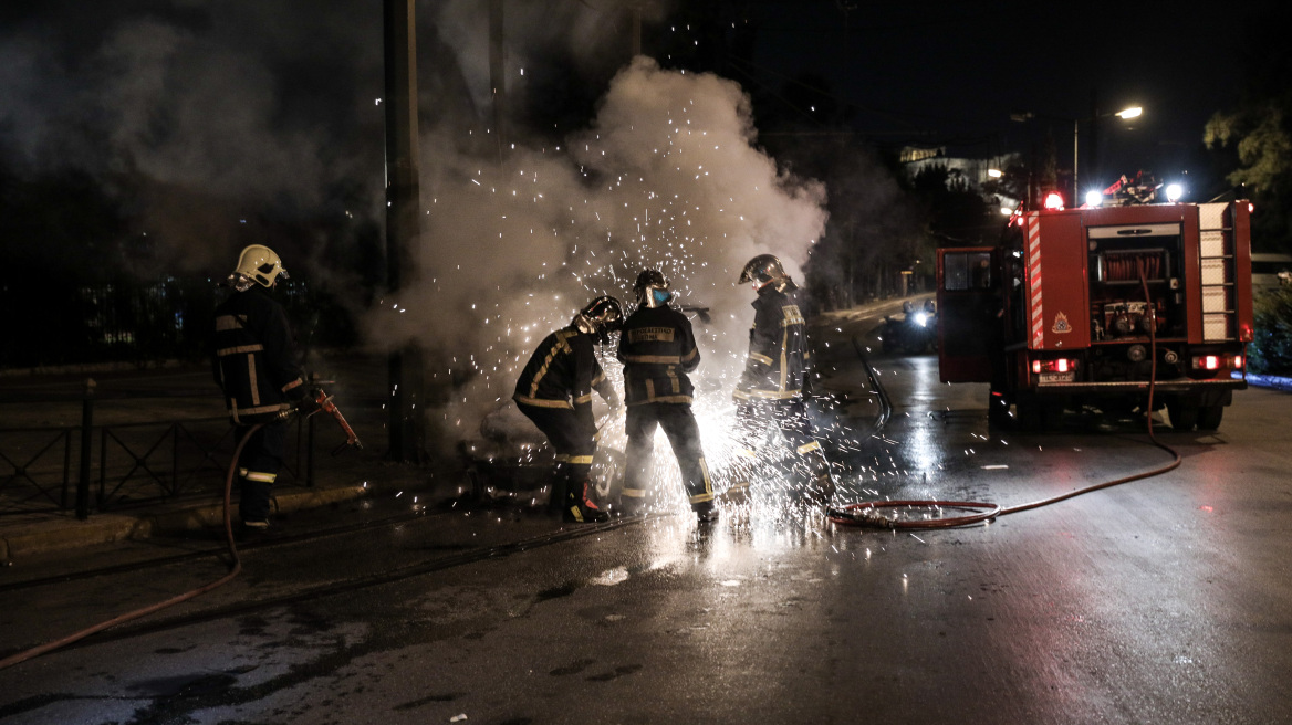 Κολωνάκι: Έκαψαν τέσσερα αυτοκίνητα κοντά στο Ναυτικό Νοσοκομείο