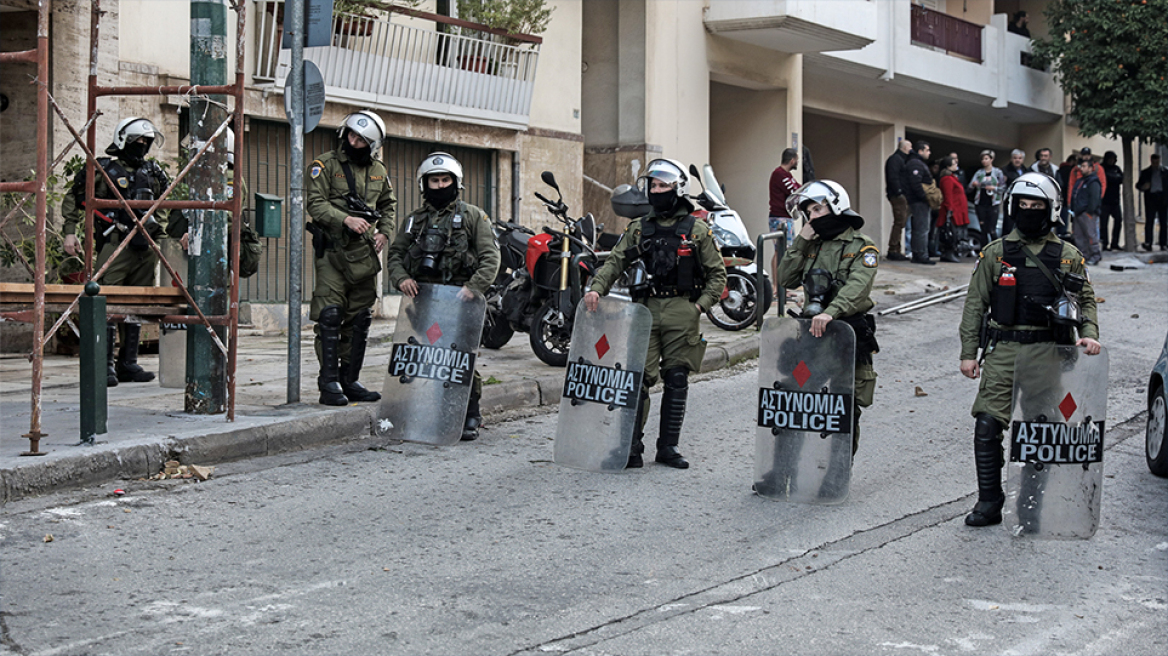 Εκκένωση καταλήψεων στο Κουκάκι: Πήγαν να αρπάξουν το όπλο αστυνομικού λέει η ΕΛΑΣ