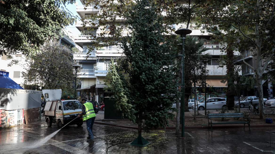 Έβαλαν νέο χριστουγεννιάτικο δέντρο στην πλατεία Εξαρχείων 