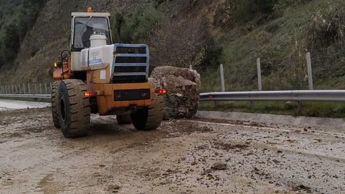 Ηγουμενίτσα: Τεράστιος βράχος «προσγειώθηκε» στη μέση της Εγνατίας οδού