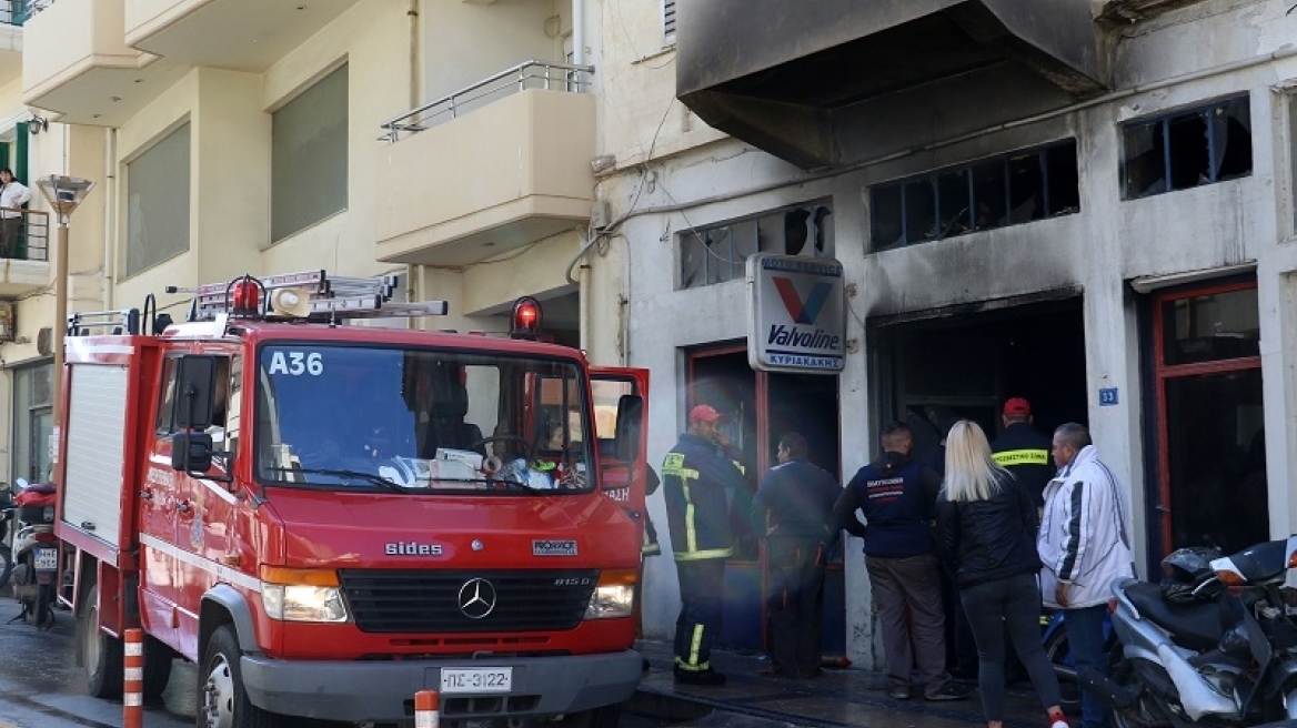 Ηράκλειο: Φωτιά σε συνεργείο - Επιχειρούν δέκα πυροσβέστες