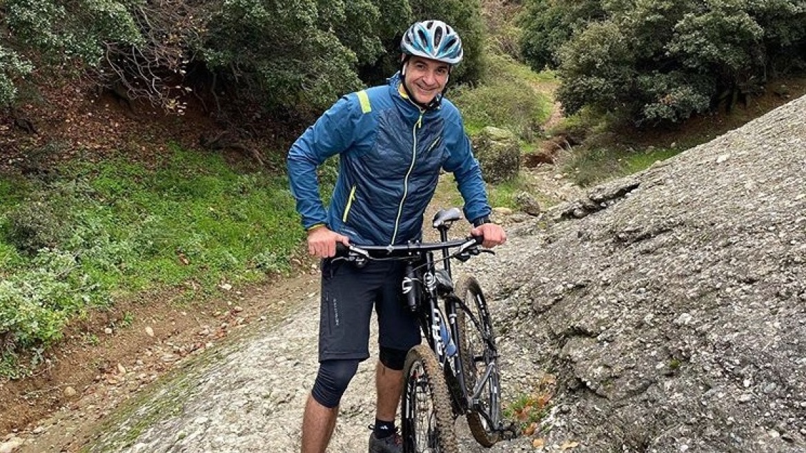 Ο Μητσοτάκης κάνει mountain bike στα Μετέωρα