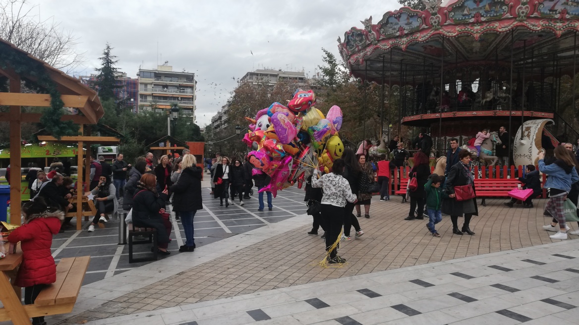 Θεσσαλονίκη: Σε εορταστικούς ρυθμούς η αγορά στο κέντρο 