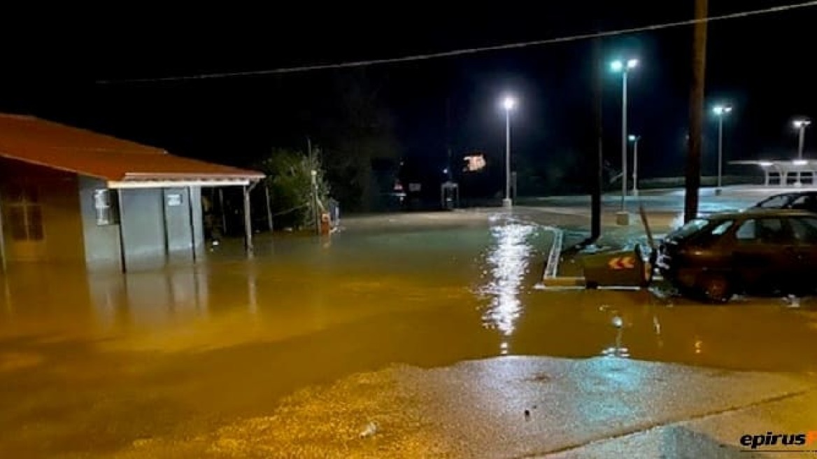 Κακοκαιρία: Πλημμύρισαν δρόμοι και επιχειρήσεις στην Άρτα 