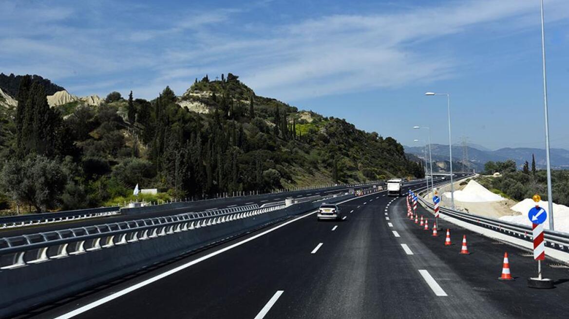 Ανήλικοι πετούσαν πέτρες σε οχήματα στην Κορινθία