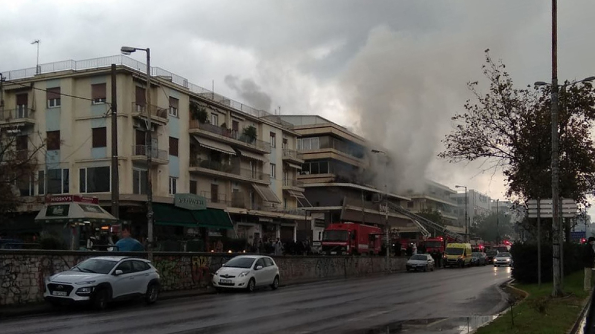 Χολαργός: Κατασβέστηκε η φωτιά πάνω από το πολυκατάστημα «Δαναός»