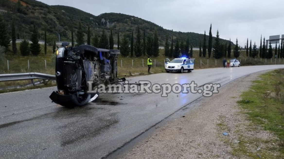 Λαμία: Βαν έχασε τον έλεγχο και τούμπαρε στον εθνικό δρόμο