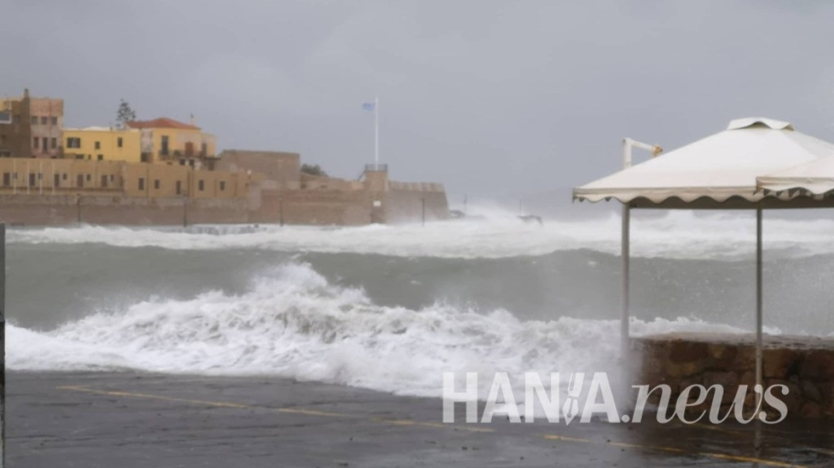 Κακοκαιρία «Ηφαιστίων»: Μανιασμένα κύματα «κατάπιαν» το παλιό λιμάνι στα Χανιά