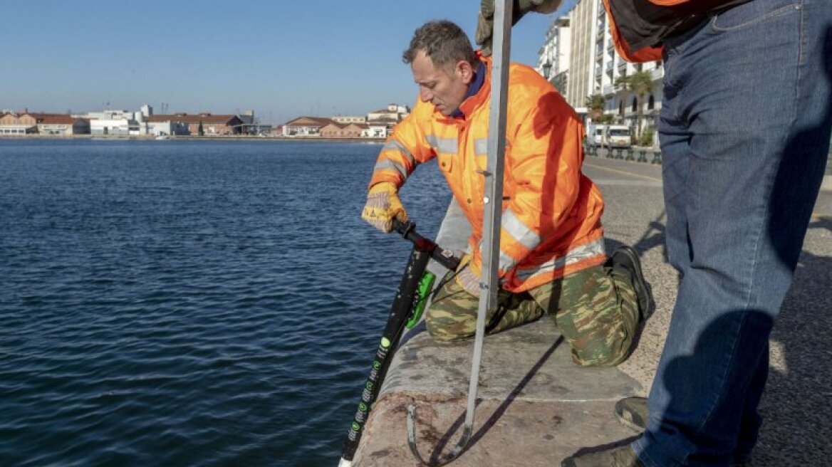 Μόνο σε μία μέρα, έβγαλαν 50 πατίνια από τον Θερμαϊκό