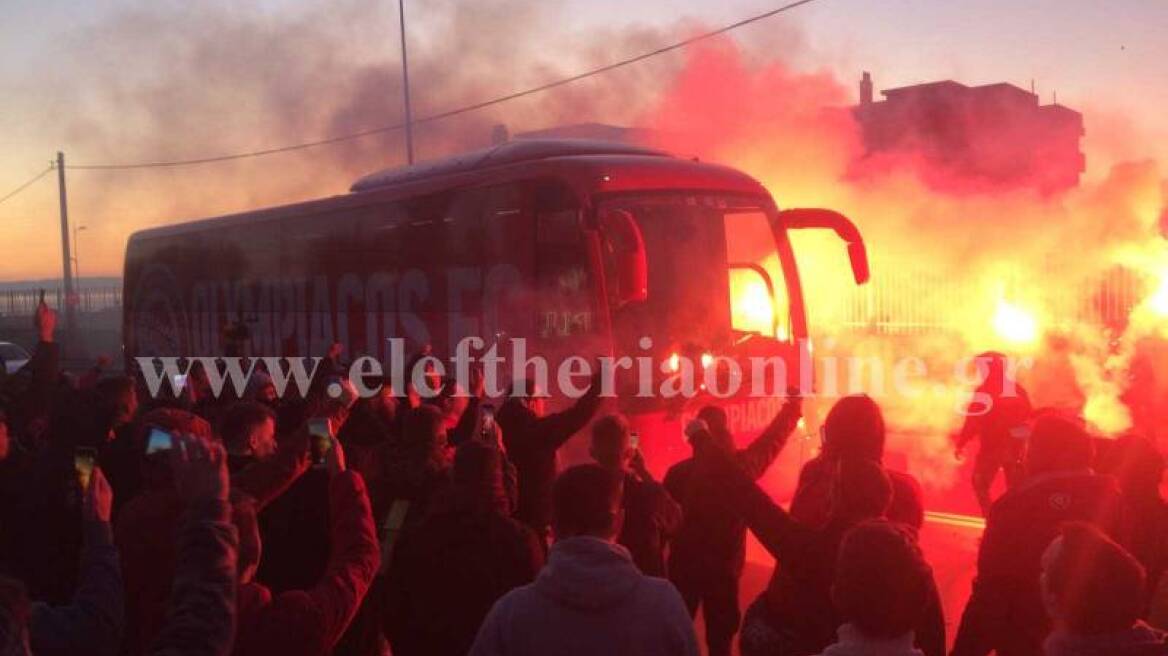 Βίντεο: Αποθεωτική υποδοχή στον Ολυμπιακό από τον κόσμο του στην Καλαμάτα!