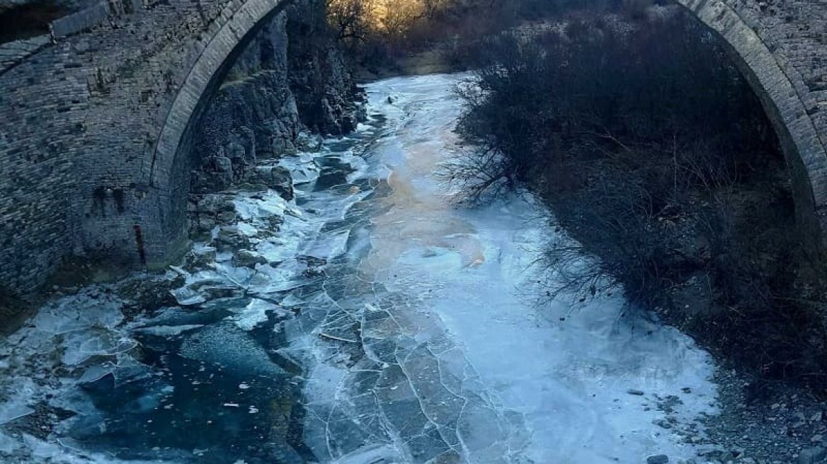 Μοναδικές φωτογραφίες: Πάγωσαν τα ποτάμια στο Ζαγόρι