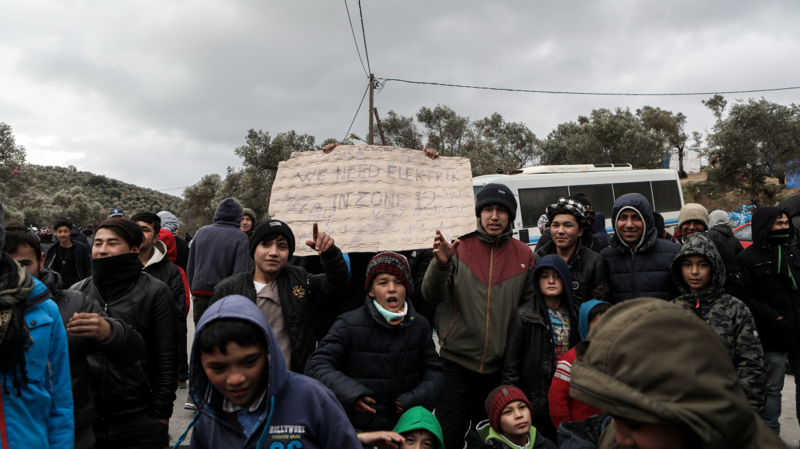 Περιφερειάρχης Β. Αιγαίου στον ΘΕΜΑ 104,6: Ξεπεράστηκαν τα όρια - Η Frontex υποδέχεται, ΜΚΟ αυξάνουν τον τζίρο τους