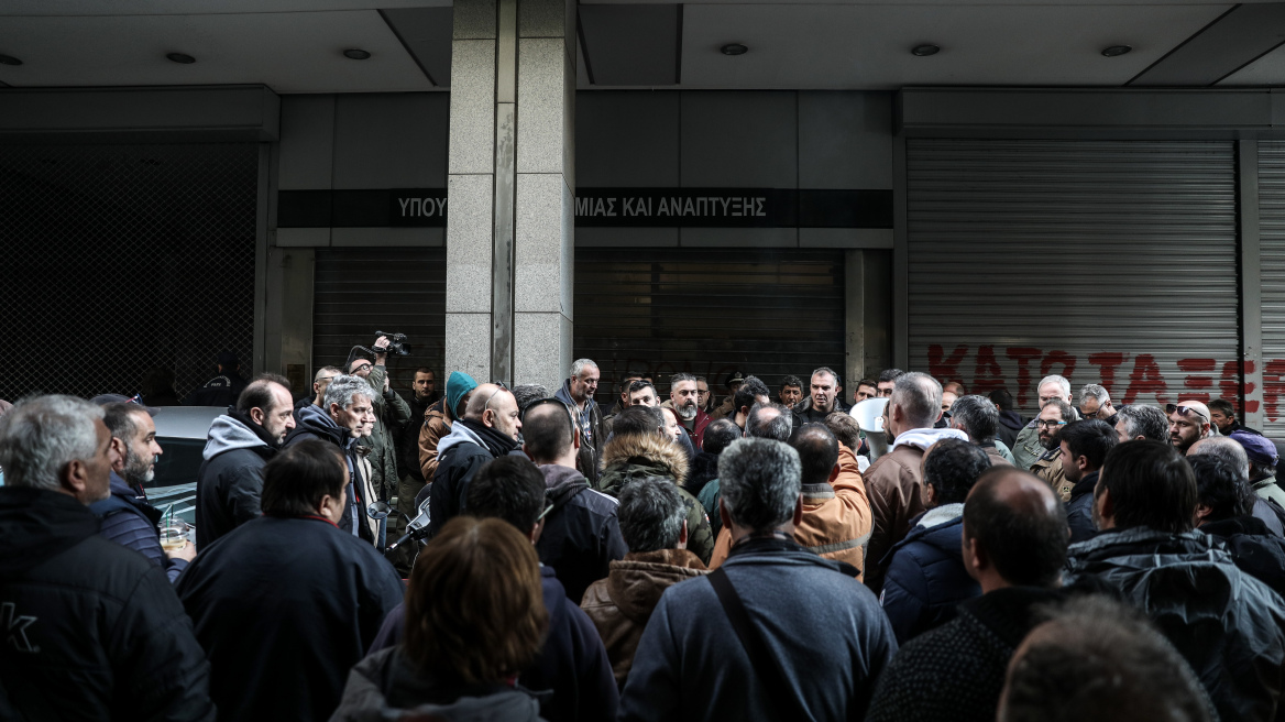 Δυναμιτάκια και κλωτσιές από εργαζόμενους στα ναυπηγεία στο υπ. Οικονομίας και Ανάπτυξης - Συναντήθηκαν με τον Γεωργιάδη 