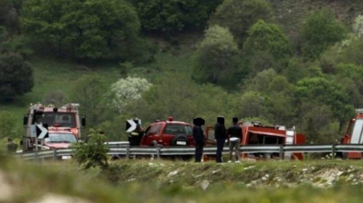 Πάτρα: Αυτοκίνητο βρέθηκε να «κρέμεται» σε πλαγιά - Απεγκλωβίστηκαν οι επιβαίνοντες