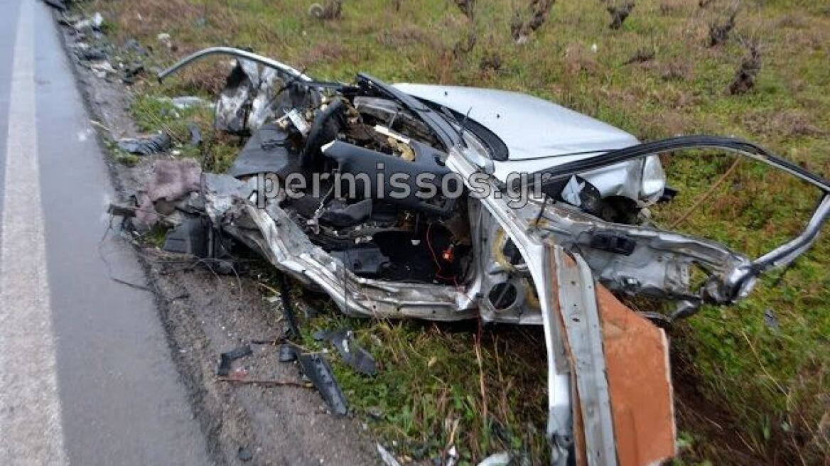 Τραγικό τροχαίο στη Λιβαδειάς - Θηβών: Κόπηκε στη μέση το αυτοκίνητο των δυο φίλων που έχασαν τη ζωή τους