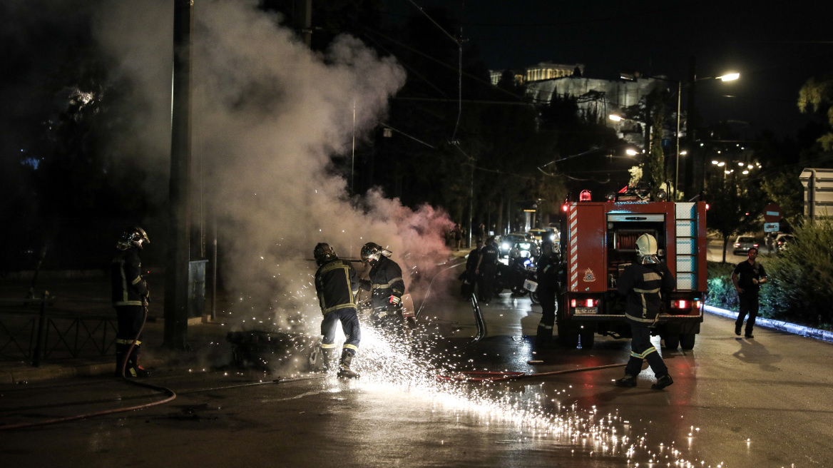 Νύχτα εμπρηστικών επιθέσεων σε Ελληνικό, Πολύγωνο, Ταύρο, Αγίους Αναργύρους και Ασπρόπυργο