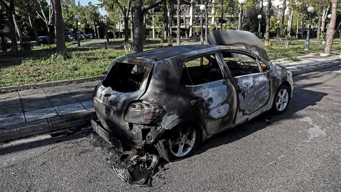 «Αντιπερισπασμός» μπαχαλάκηδων με θύμα την κοινωνία οι εμπρησμοί οχημάτων